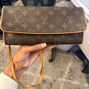 LV Pochette